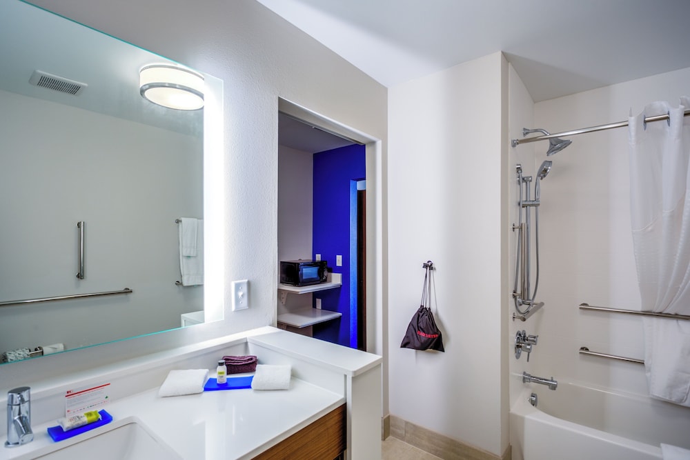 Holiday Inn Express Suites Reedsville State Coll Area 55/56