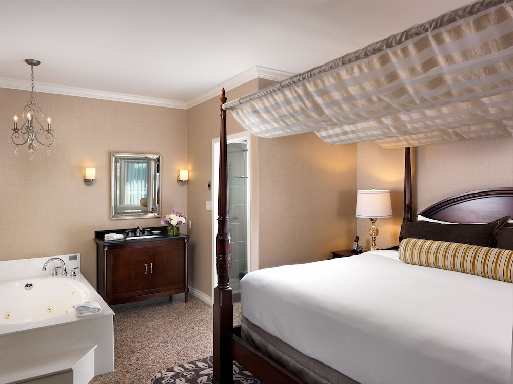 Grand Pacific Hotel 4/35