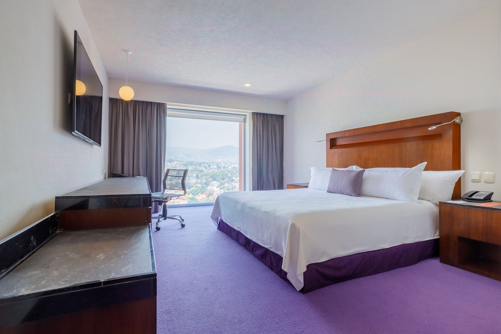 DELUXE, KING BED