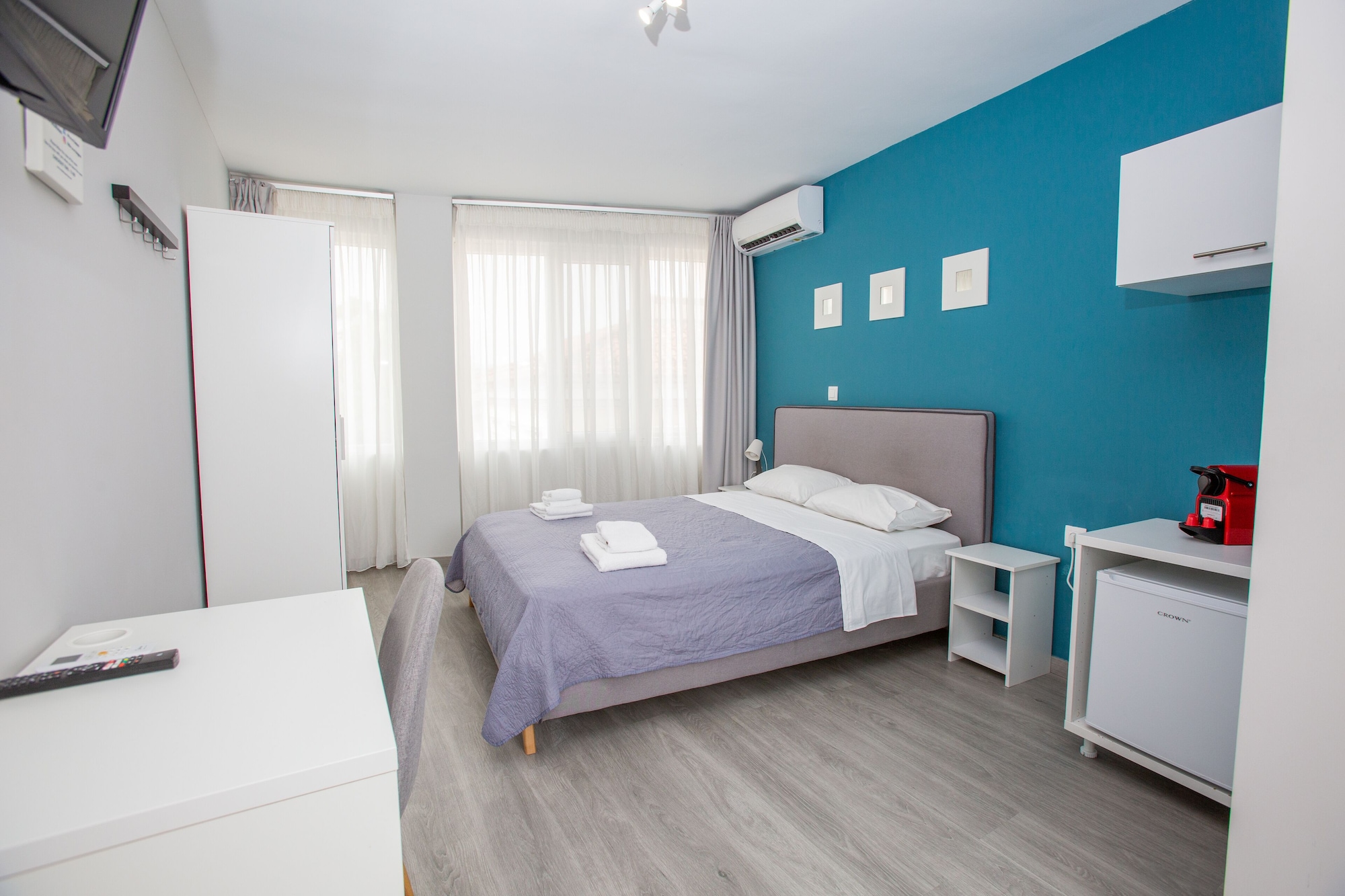 ROOM, CITY VIEW
