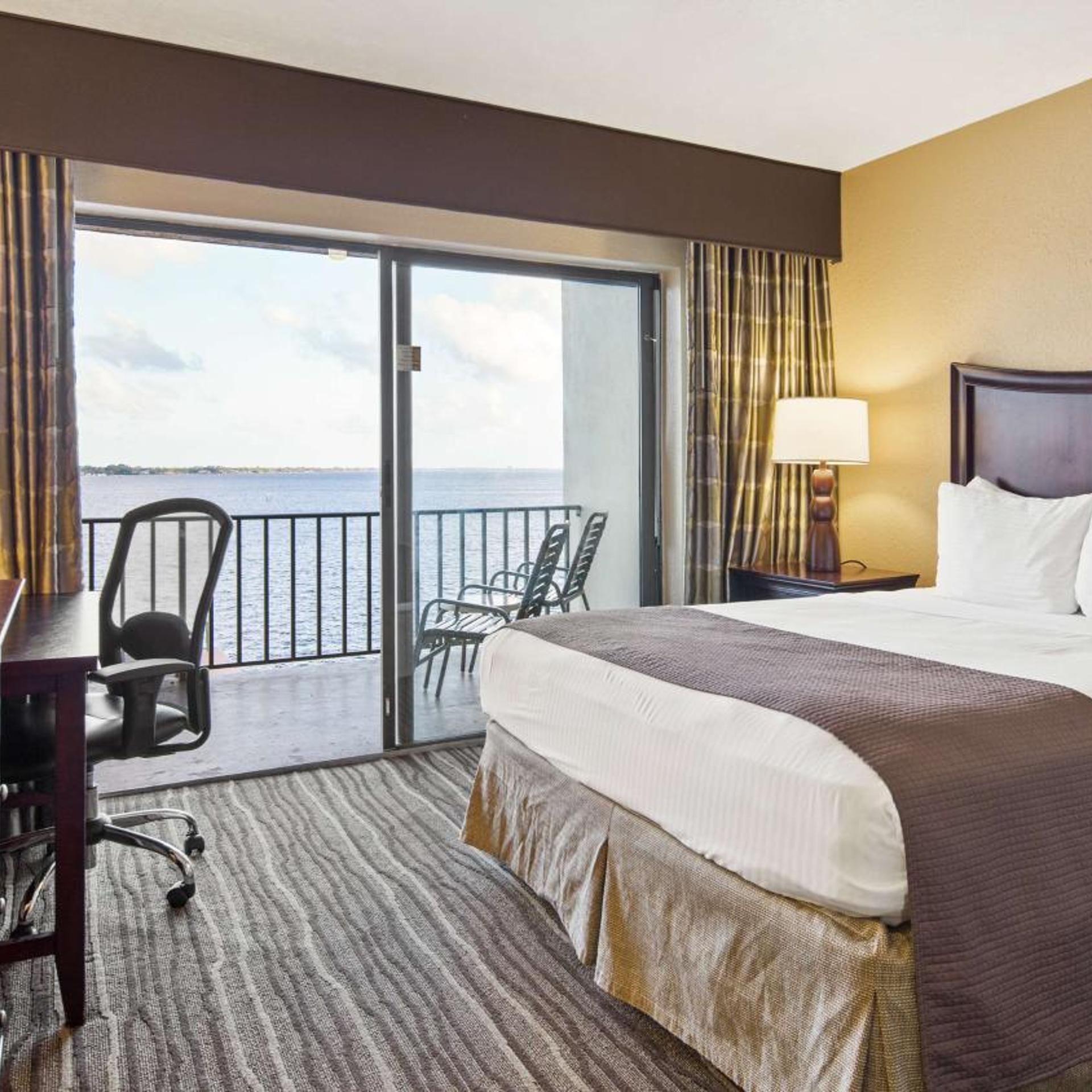 Room, Queen Bed, Partial River View
