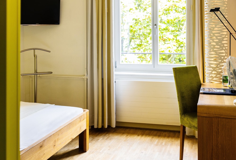 ROOM, SINGLE