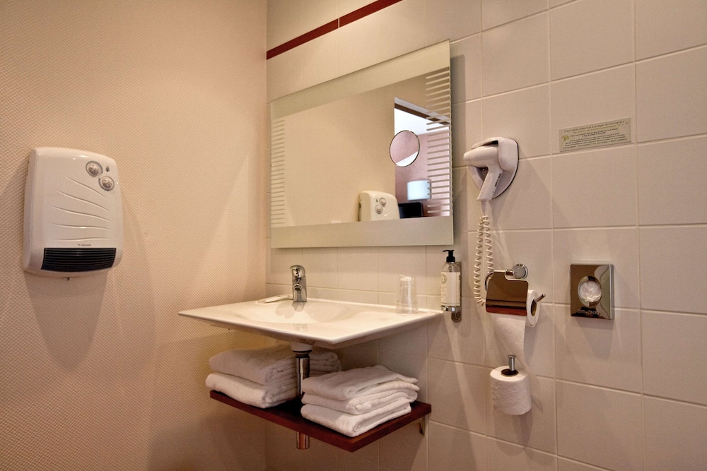 جناح بسرير كينج بشرفة بمنطقة جلوس، Best Western Le Duguesclin 2/2