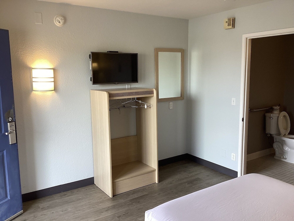 Motel6 Everett, WA - North 23/38