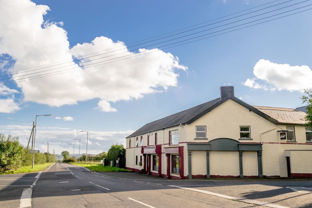 5 Corners Guest Inn 18/19