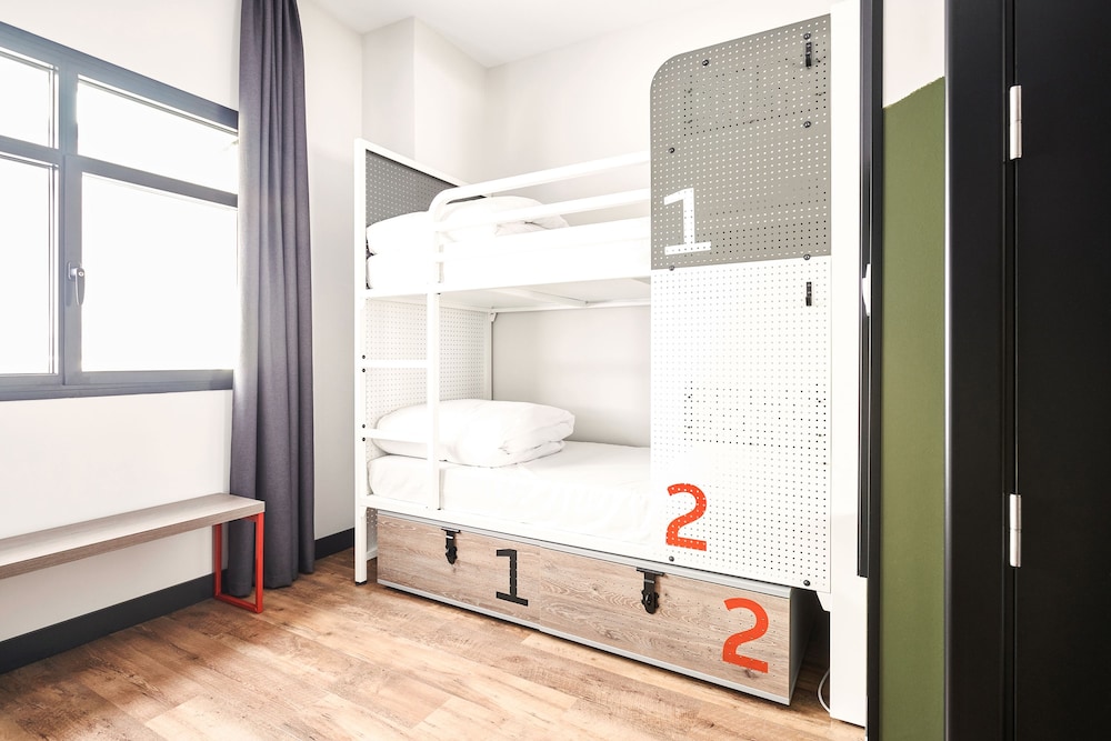 PRIVATE, 4 BEDS