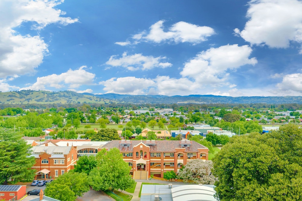 Mantra Albury Hotel 66/70