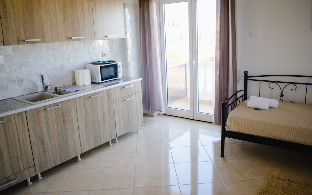 Nikolakakis Rooms Lavrio 10/65