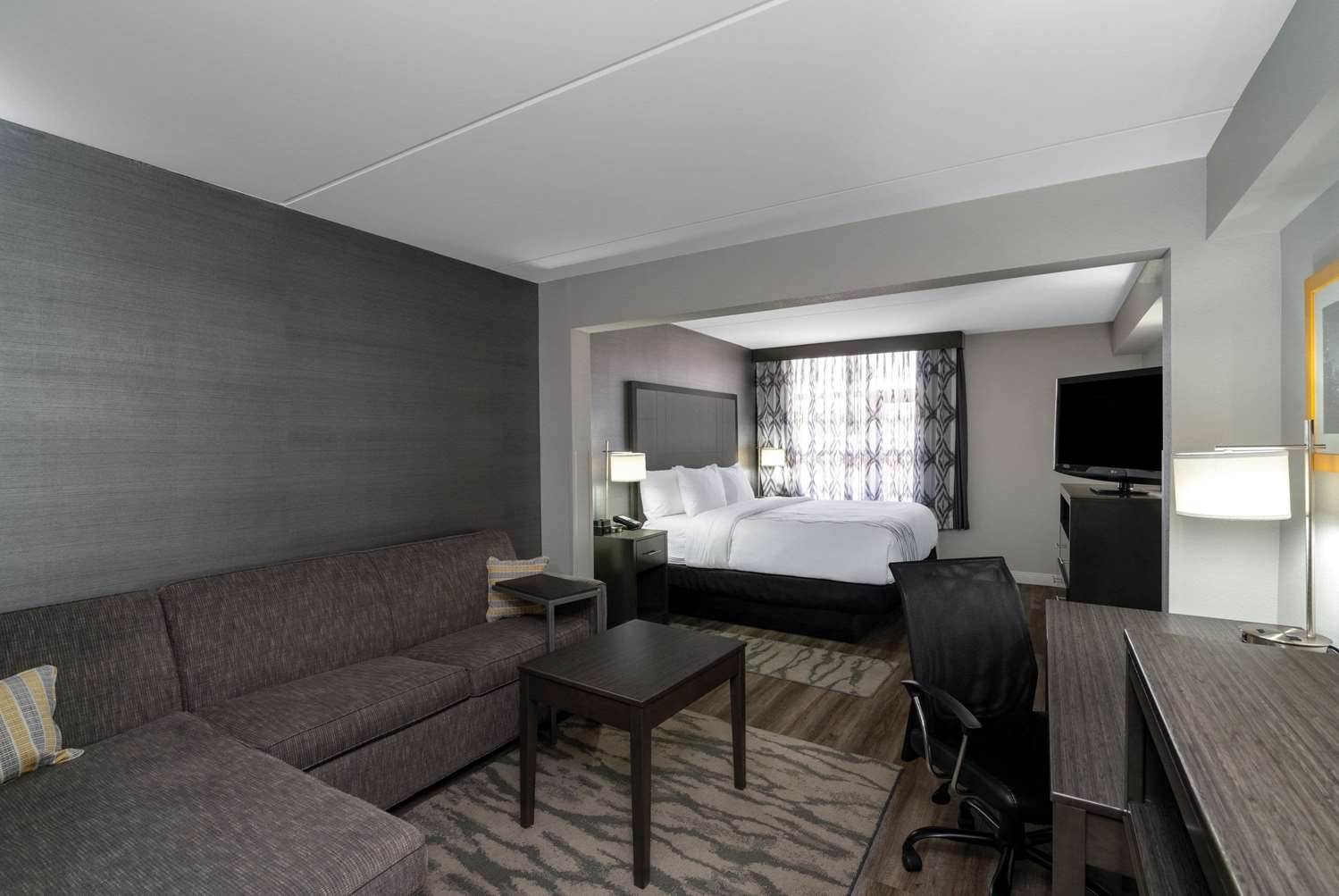 La Quinta Inn and Suites by Wyndham Raleigh Downtown North 47/47