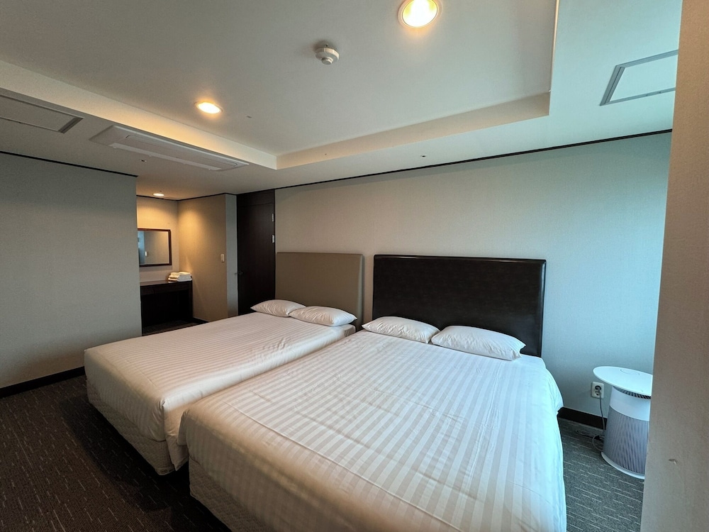 SUITE, TWIN BEDS