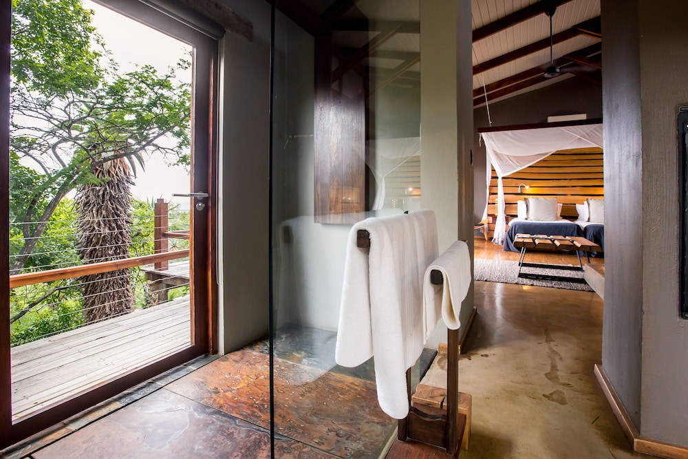Rhino Ridge Safari Lodge 24/50