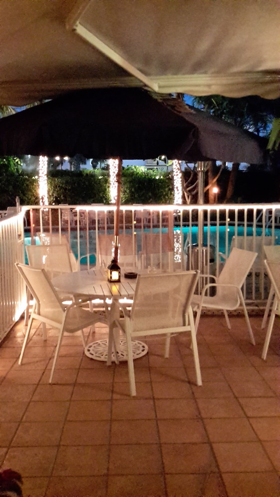The Caribbean Court Boutique Hotel 64/83