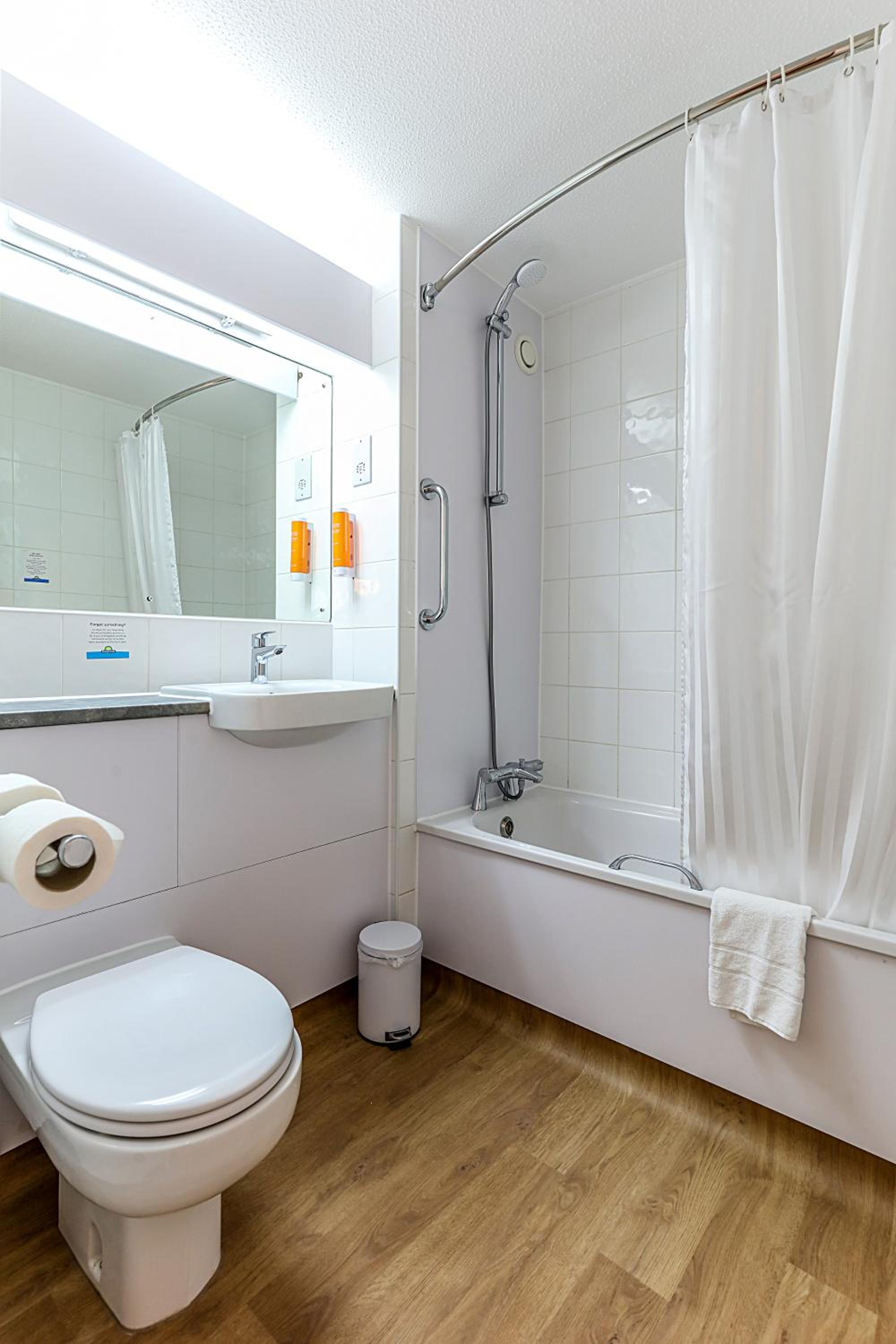 غرفة قياسية بسرير مزدوج، Days Inn by Wyndham Fleet M3 4/4