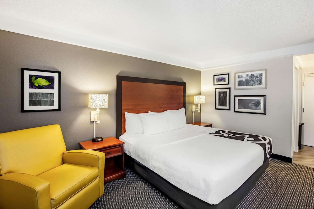 La Quinta Inn & Suites by Wyndham Houston Baytown East 14/47