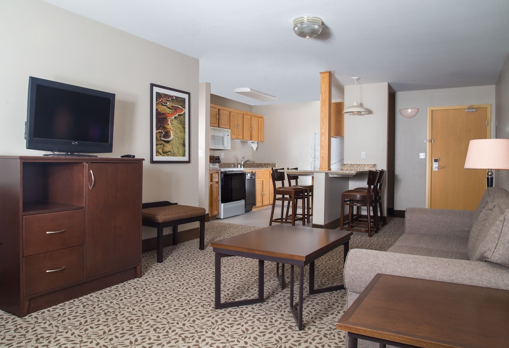 Gray Wolf Inn And Suites 49/67
