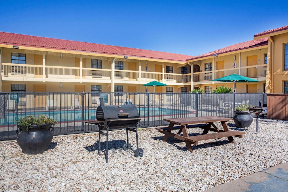 Super 8 by Wyndham Eagle Pass 7/41