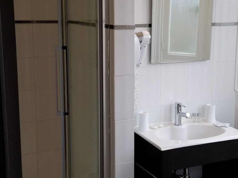 Castel Bayeux Guesthouse 44/50