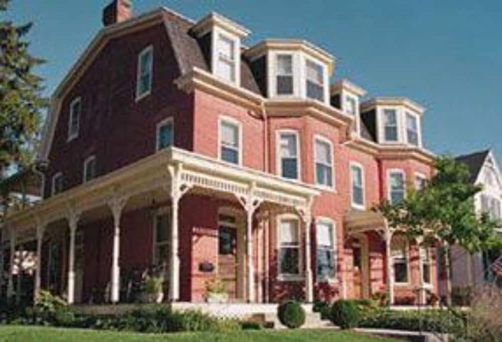Brickhouse Inn 2/51