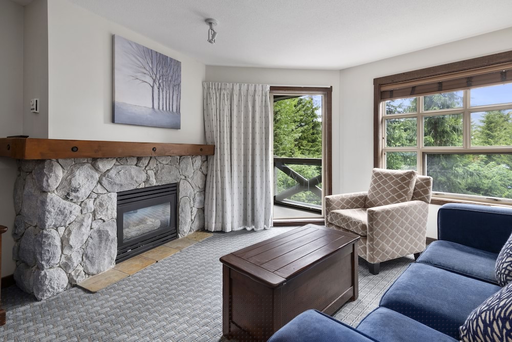 Blackcomb Springs Suites by CLIQUE 40/70