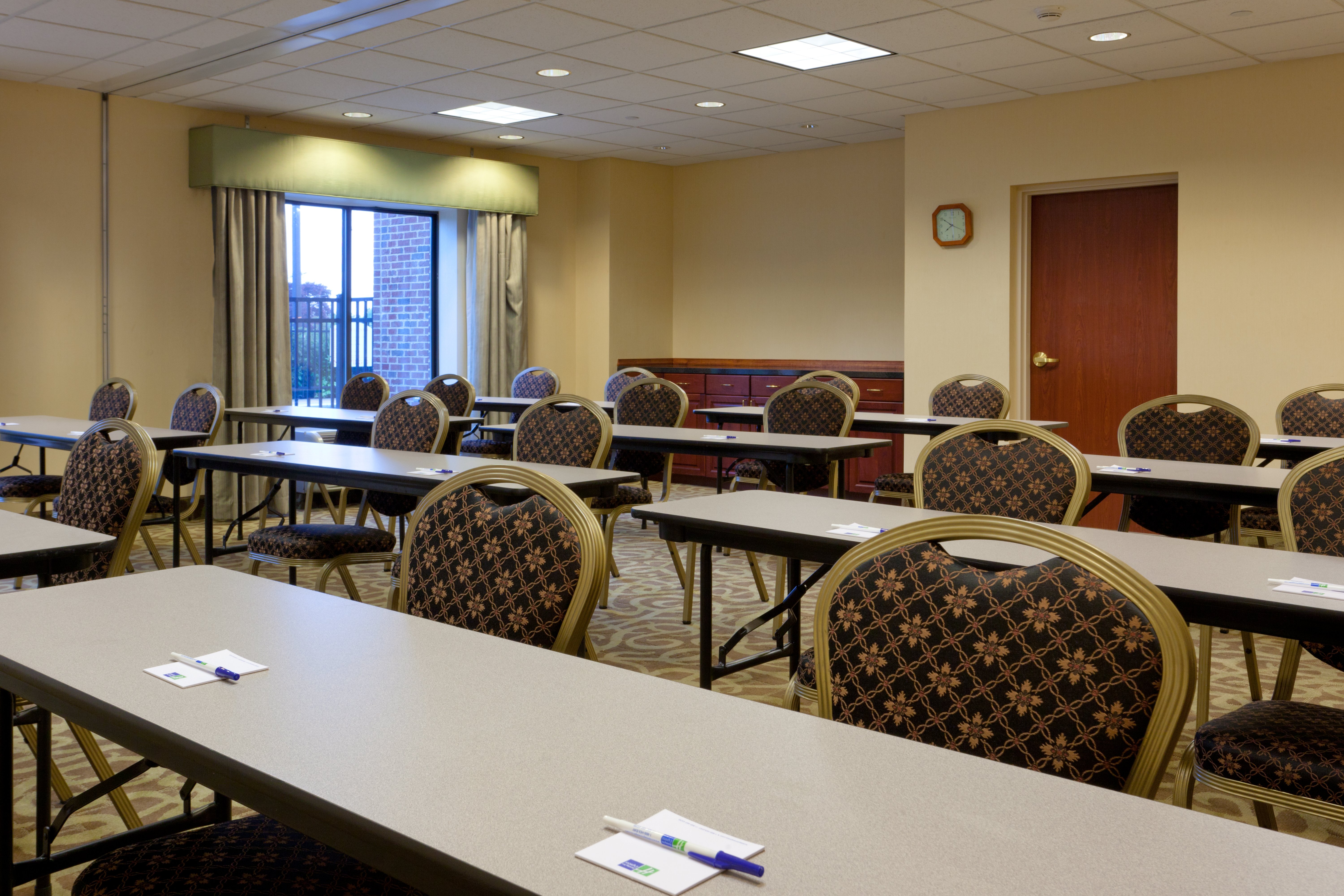 Holiday Inn Express & Suites North East 51/53