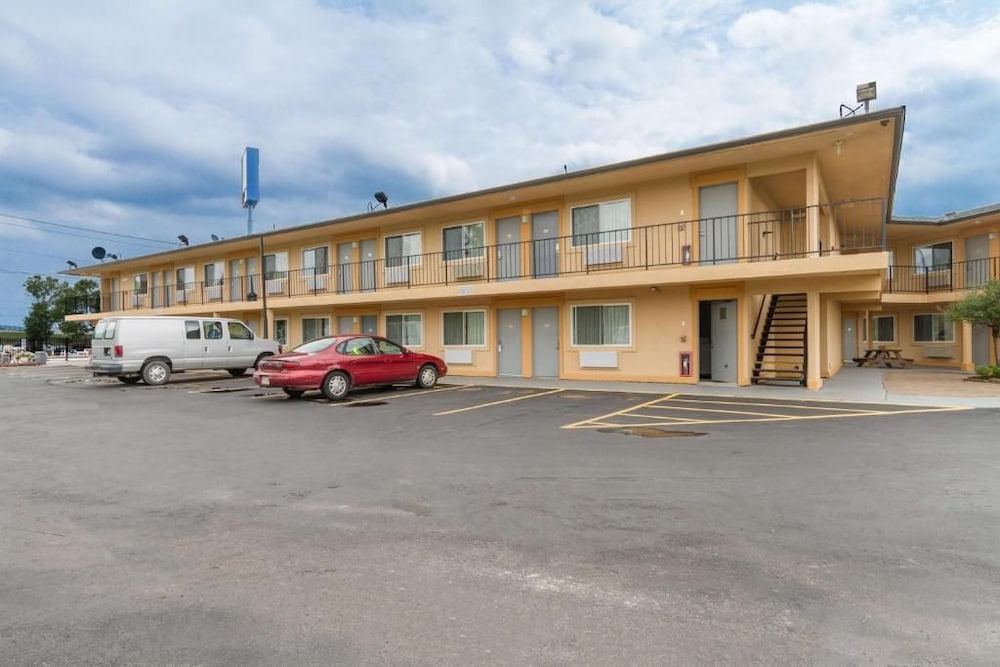 Motel6 Oshkosh, WI 52/67
