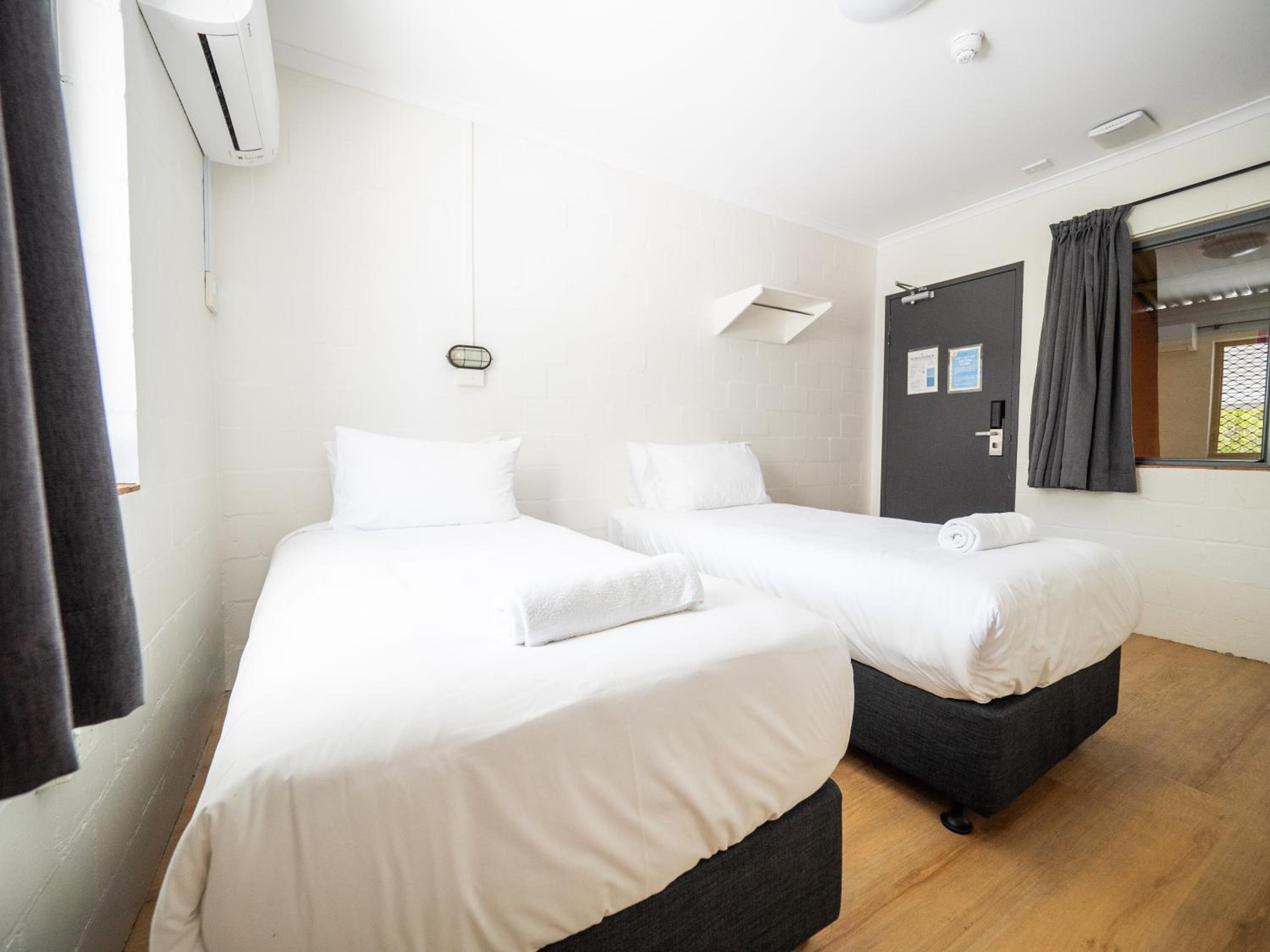 ROOM, TWIN BEDS, SHARED BATHROOM