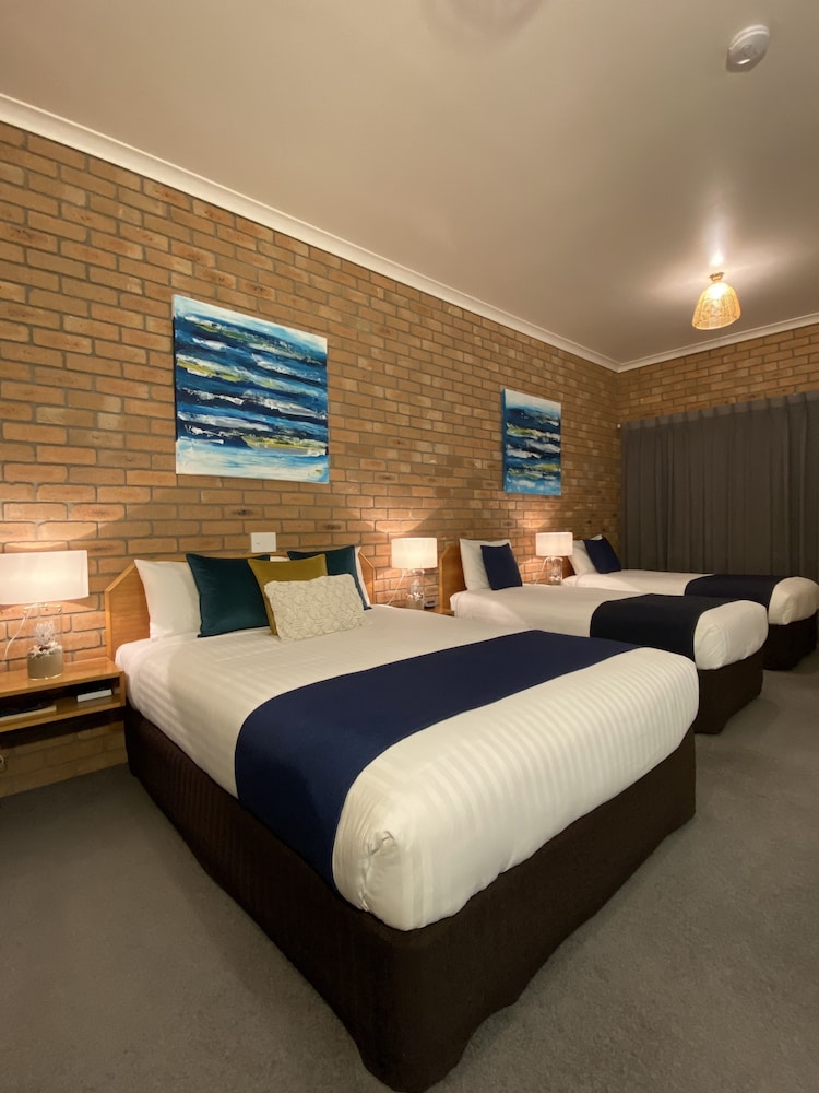 Coastal Waters Motor Inn 28/73