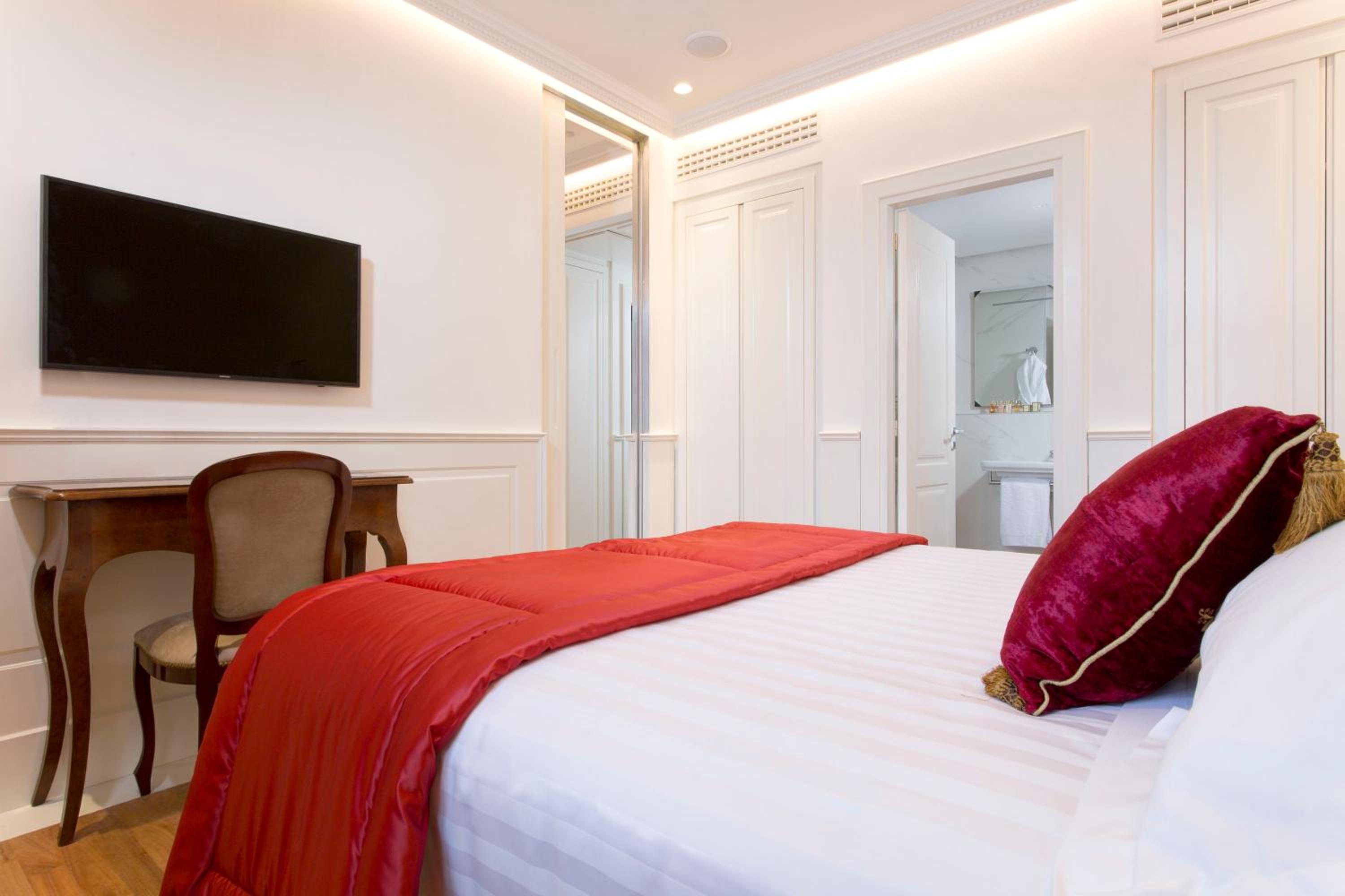 Deluxe, Suite, Queen Bed, Sofa, Degli Artisti 4/7