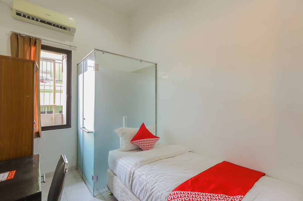 OYO 866 Idola Residence 20/27
