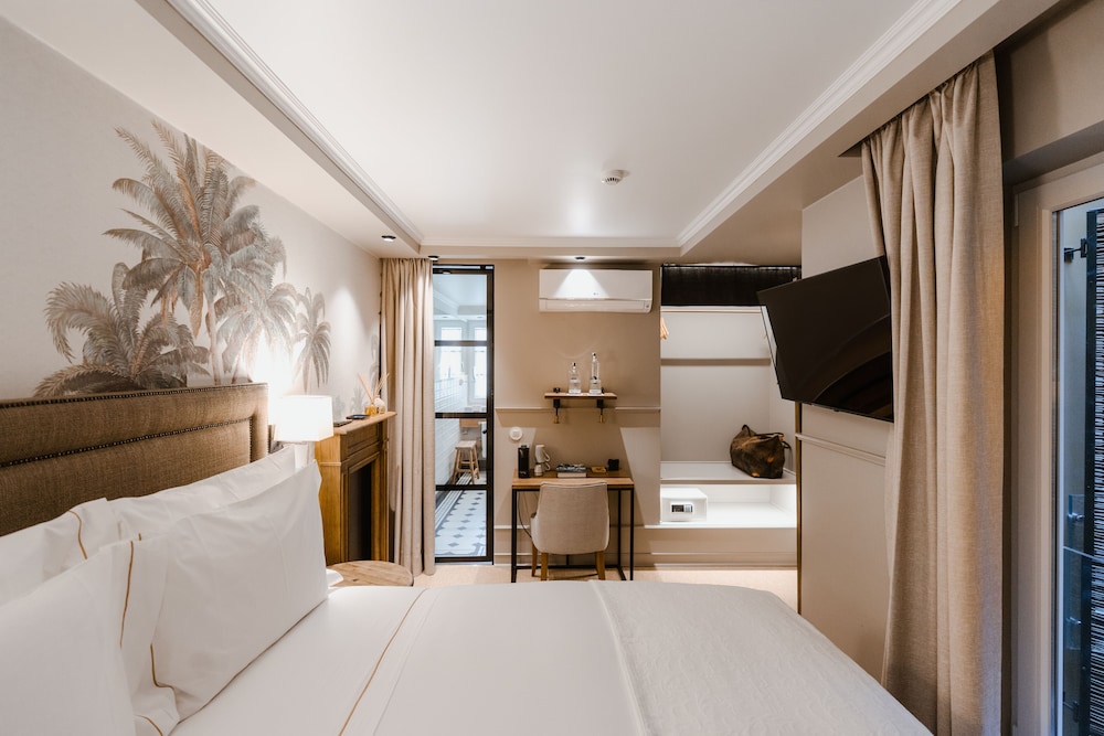 STANDARD, QUEEN BED