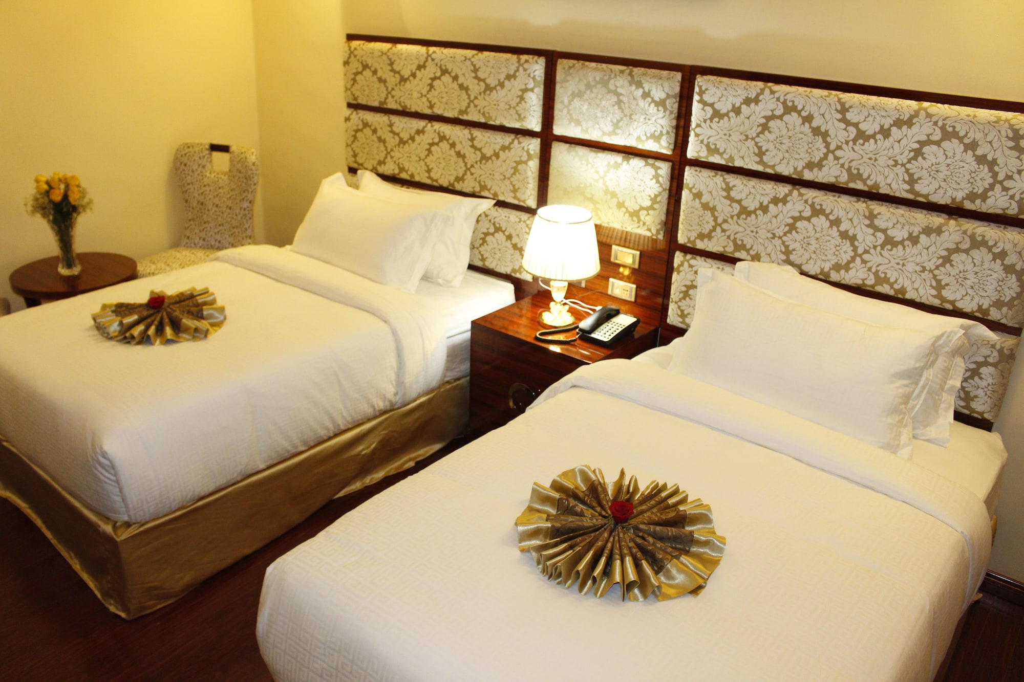 DELUXE, TWIN BEDS