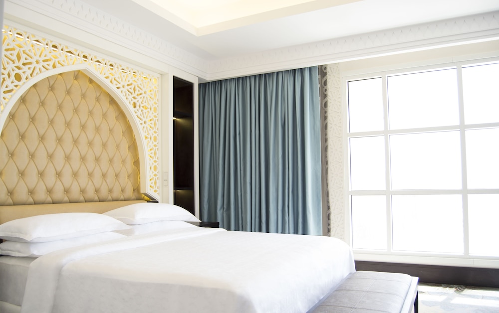 غرفة ديلوكس بسرير كينج بشرفة، Sheraton Sharjah Beach Resort Spa 4/10