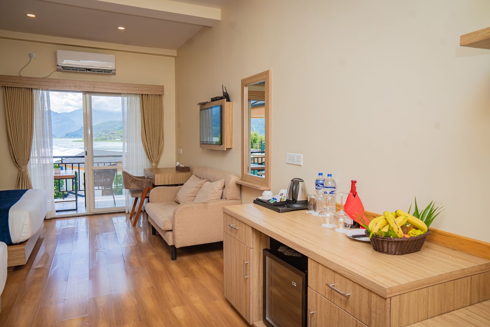 Majestic Lake Front Hotel & Suites 27/47