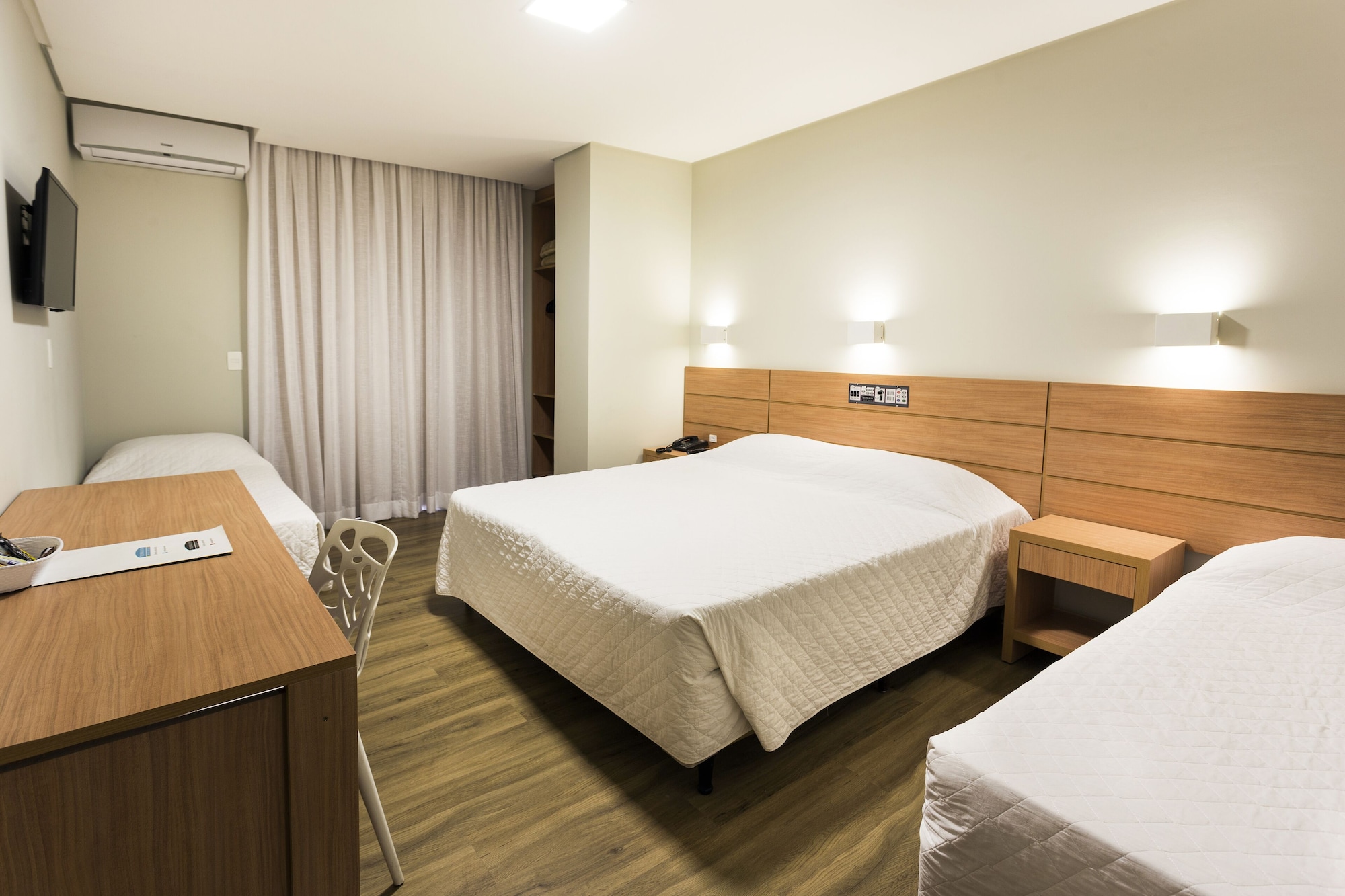ROOM, QUADRUPLE