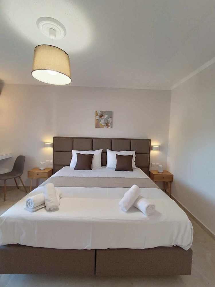 Roussas Studios and Apartments 11/41