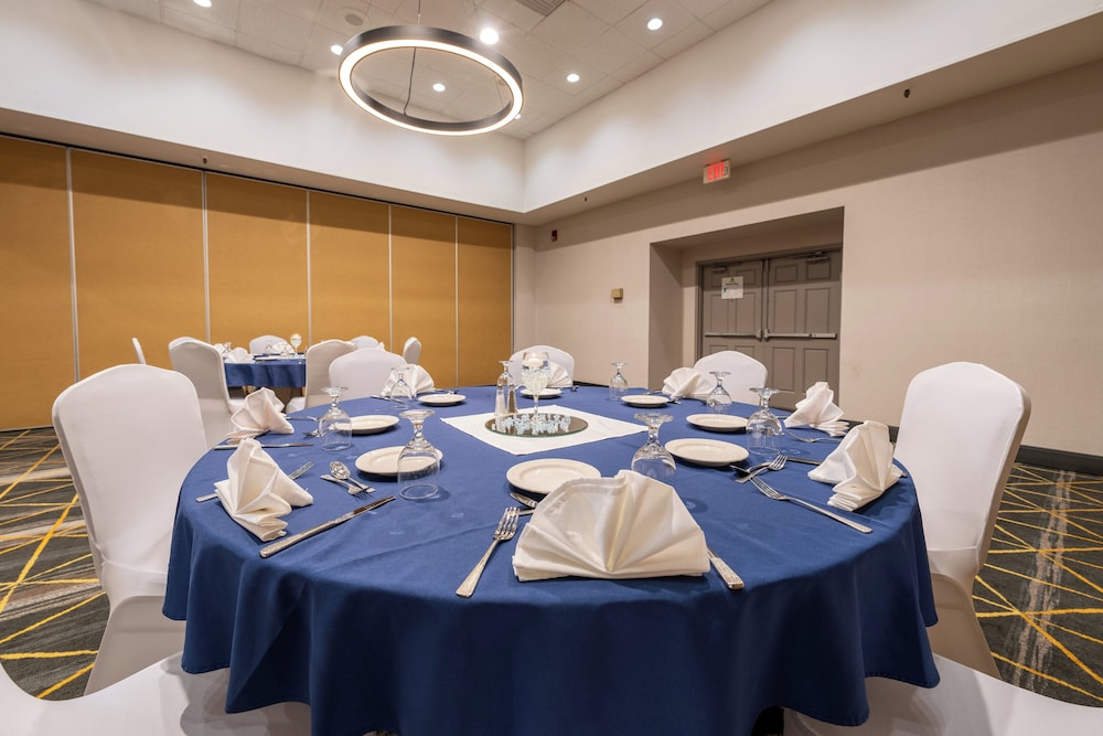 Holiday Inn Hotel Suites Phoenix Mesa Chandler 38/56