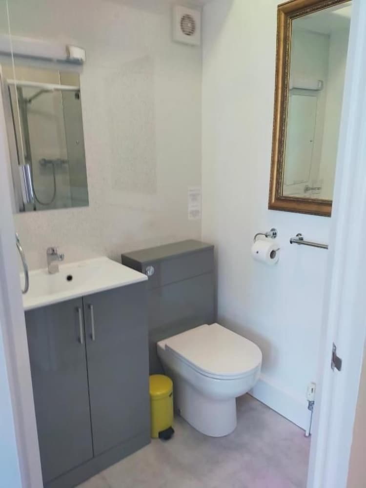 The Groveside Guest House 42/48