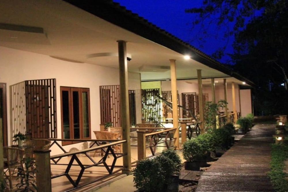 Poohbar Resort & Lotusdive 5/72