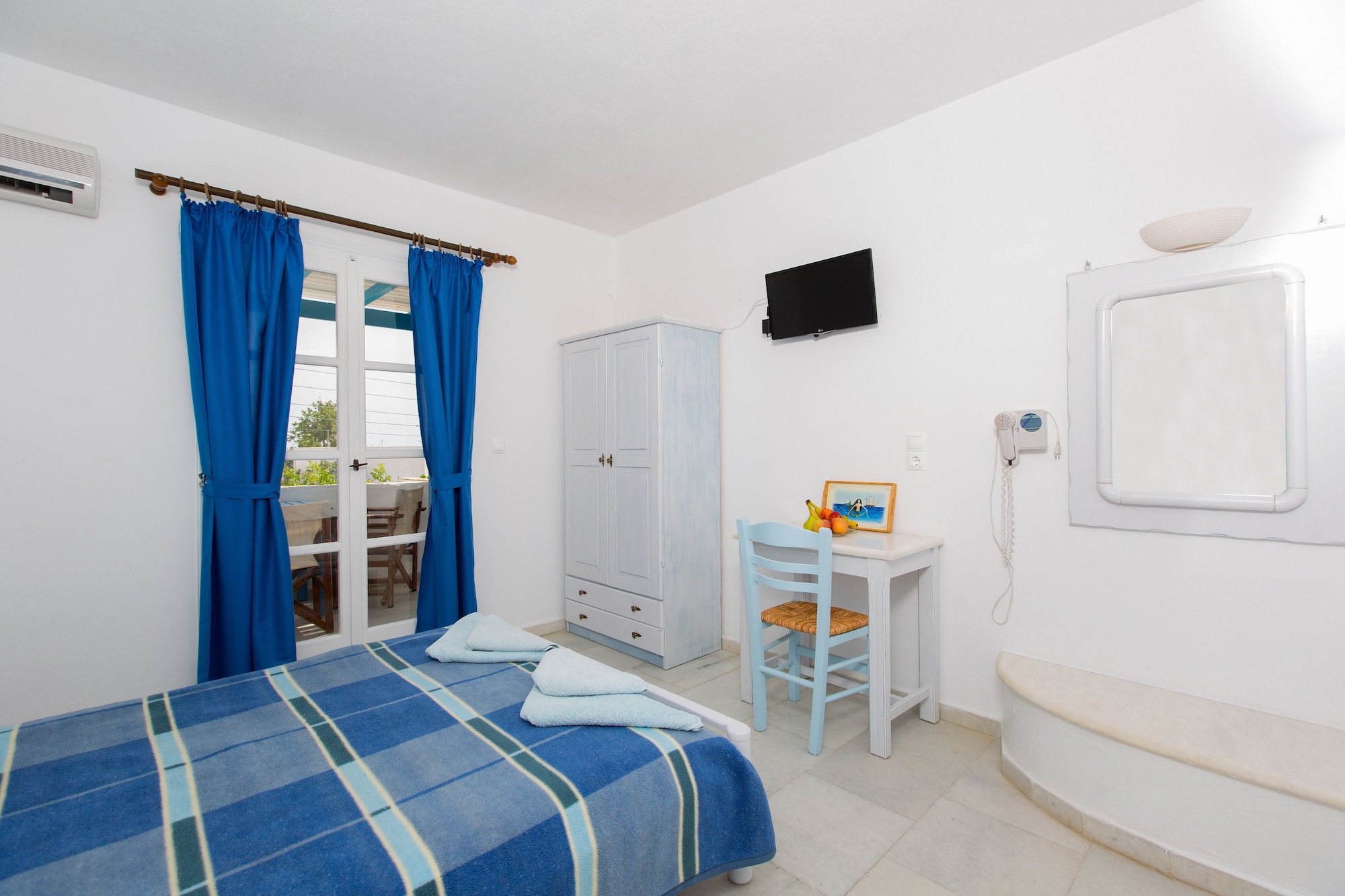 STANDARD, TRIPLE, PARTIAL SEA VIEW