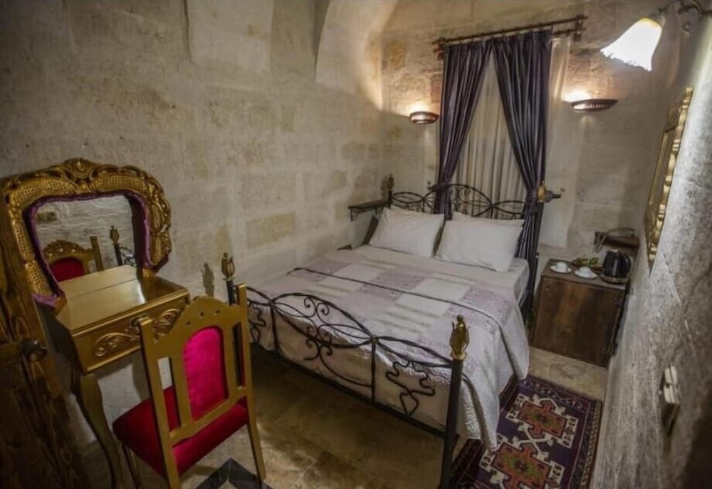 Royal Cave Hotel 12/58