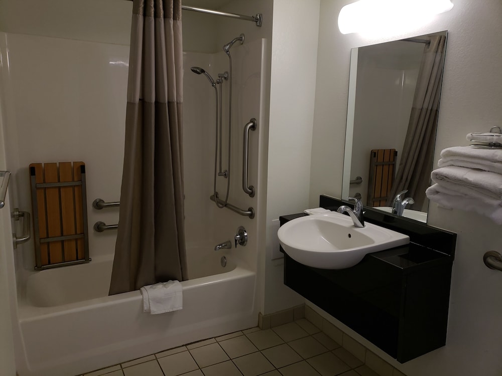 Super 8 by Wyndham Asheville/Biltmore 8/23