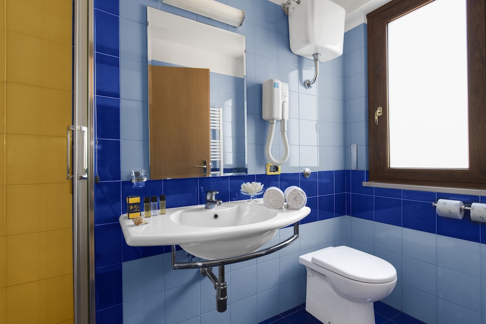 Room, Twin Beds, Leone 7/8