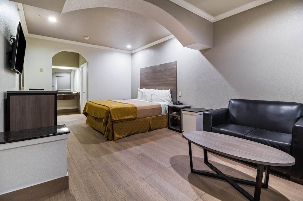 Scottish Inn Suites Baytown 23/32