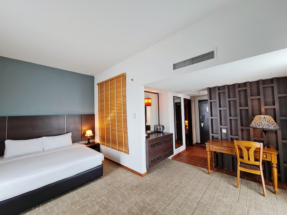 Swan, Suite, King Bed, Swan Garden Hotel 3/8