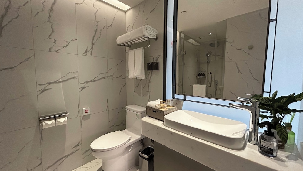 Qianhai Service Apartment 16/17