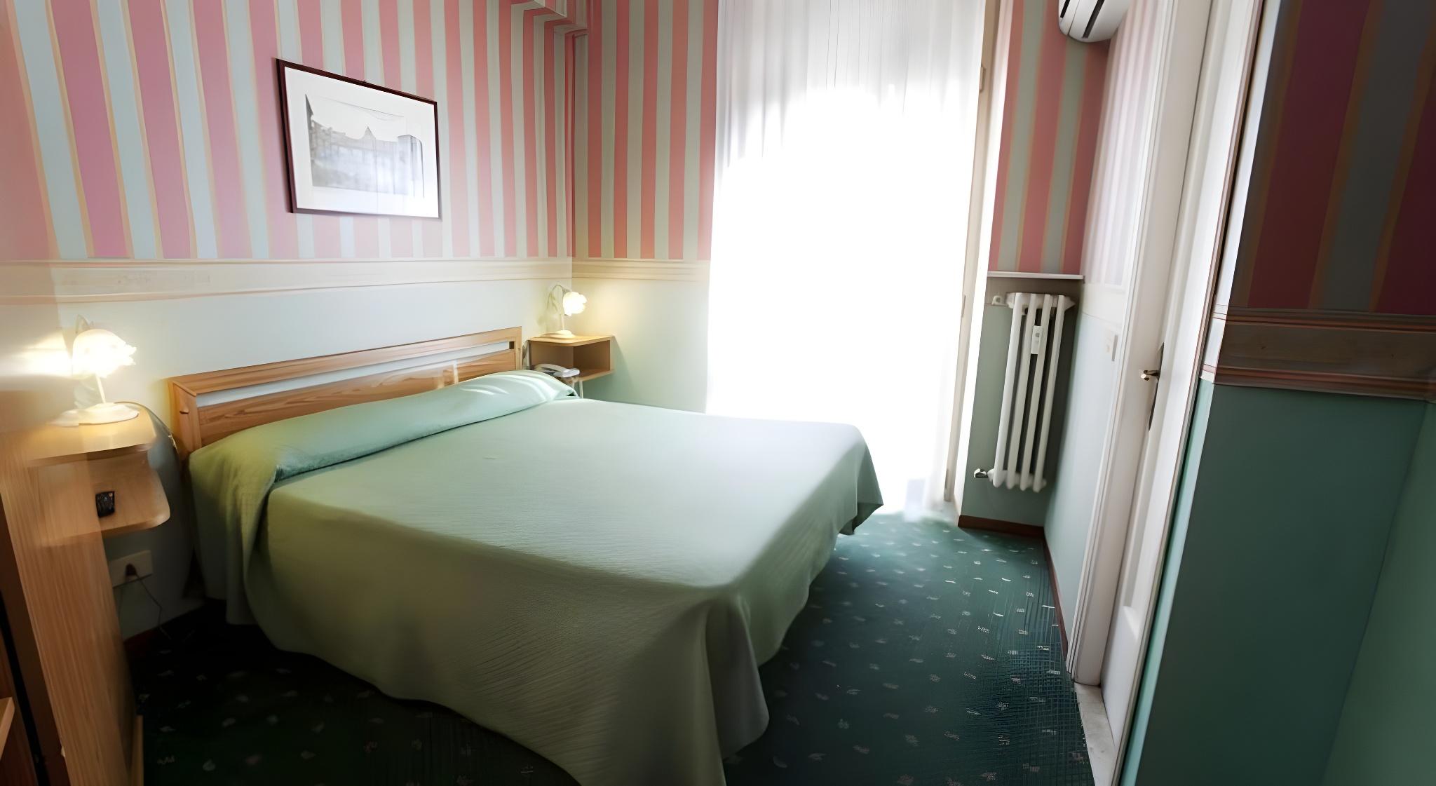 ROOM, DOUBLE BED