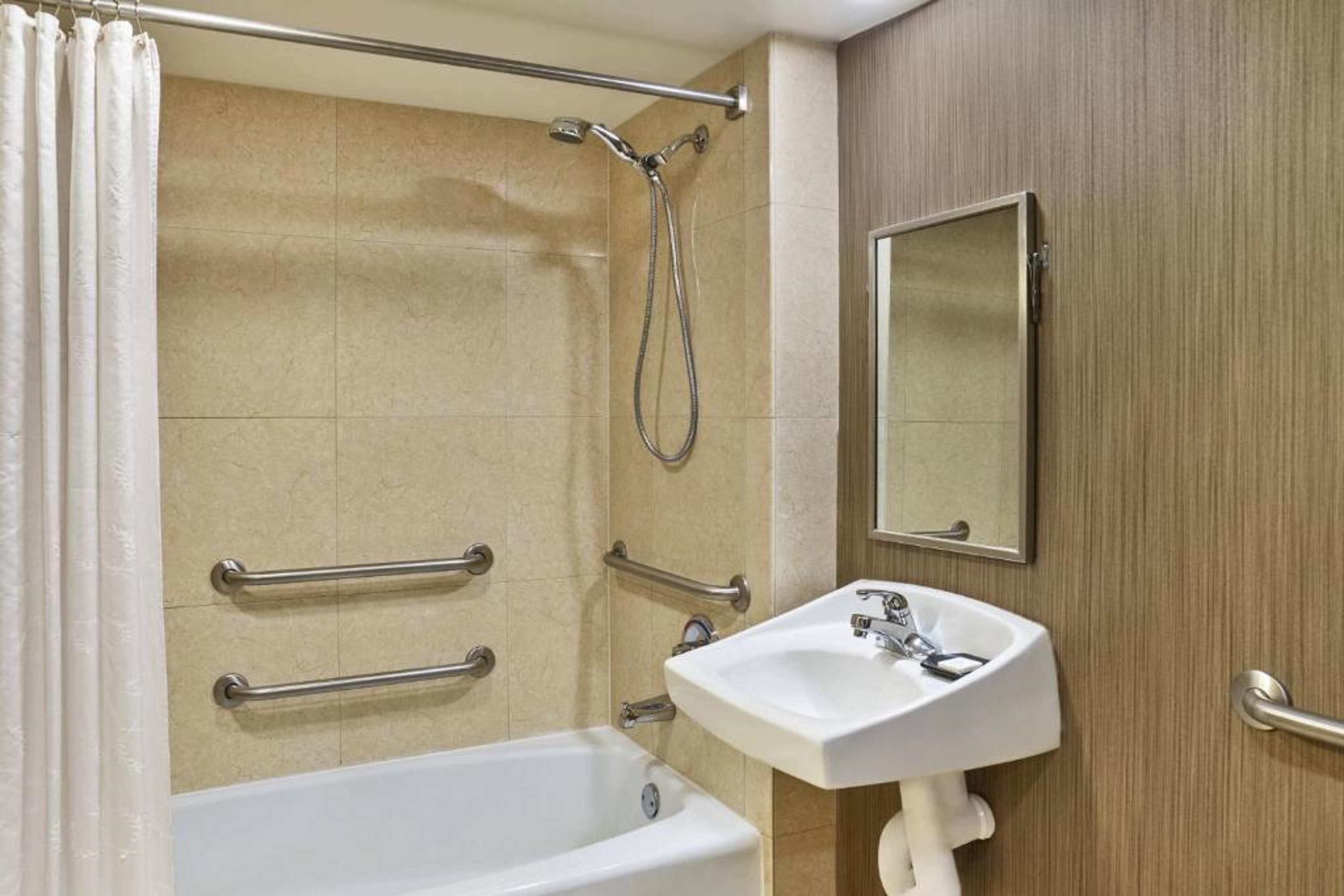 غرفة لذوي الإعاقة، Courtland Grand Hotel, Trademark Collection by Wyndham 2/2