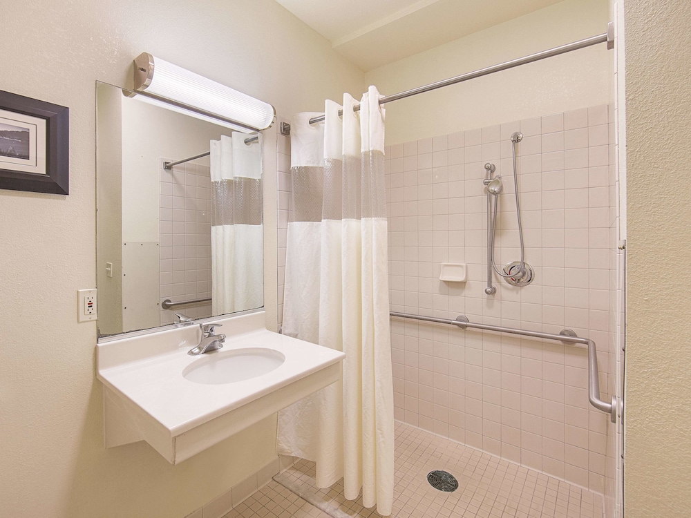 La Quinta Inn & Suites by Wyndham Central Point - Medford 45/48