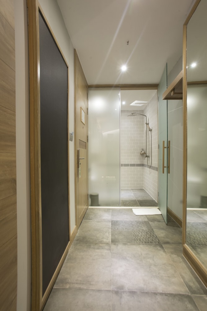 Room, Queen Bed, No Window، Fusion Suites Saigon 5/5
