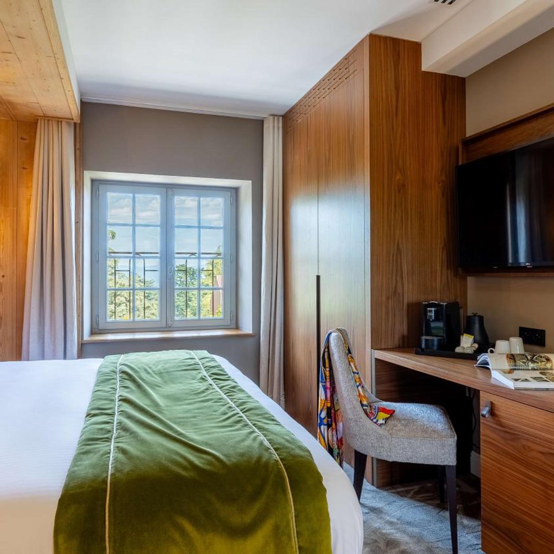 Castle, Privilege, King Bed